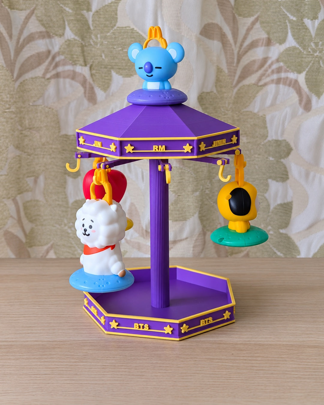 Carusel BT21 pentru figurine McDonald's – Suport decorativ BTS