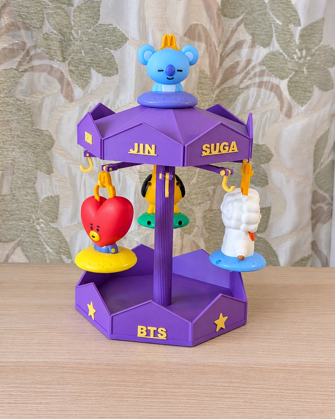 Carusel BT21 pentru figurine McDonald's – Suport decorativ BTS