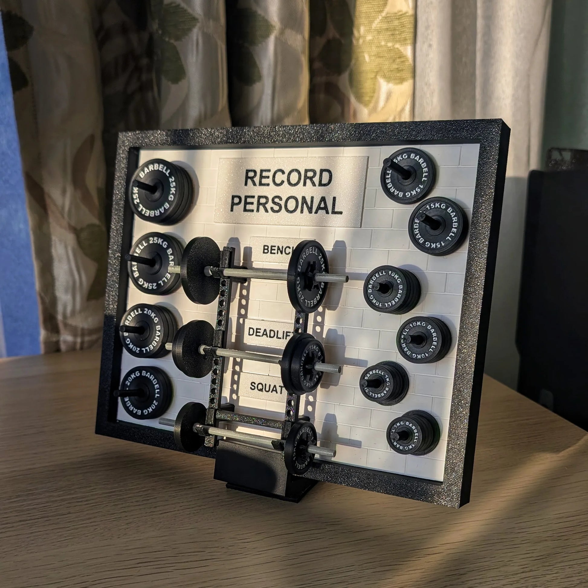 Tablou Record Personal cu miniaturi gantere 3D, ramă neagră, vedere laterala