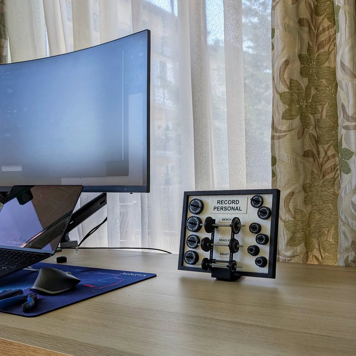 Tablou personalizat Record Personal cu miniaturi de gantere și bare de greutăți 3D, ramă neagră, fundal din cărămidă albă