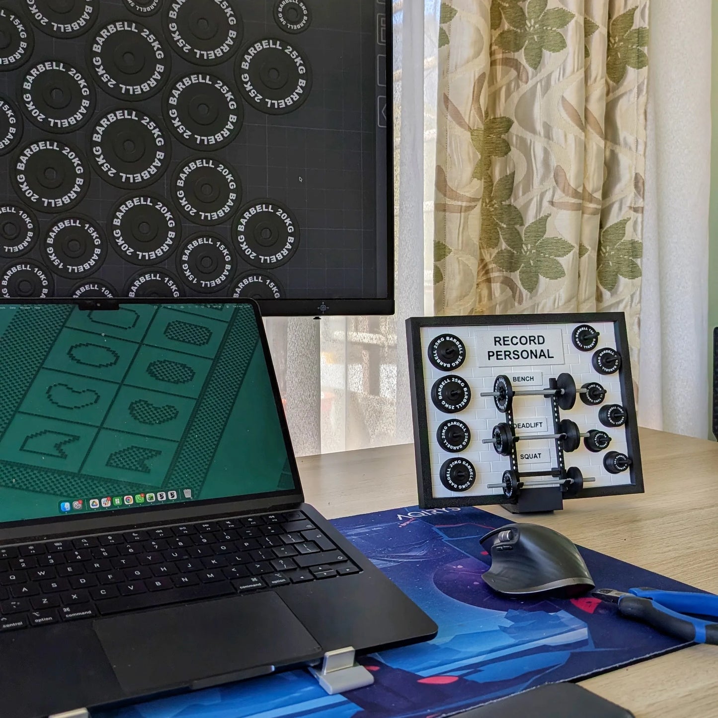 Tablou Record Personal cu miniaturi gantere 3D, ramă neagră langa un laptop si un mouse
